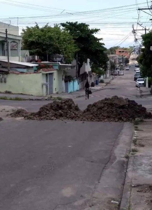 Em muitos bairros, traficantes utilizam entulho nas barricadas