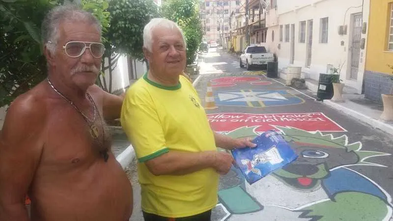 Os aposentados Evandro e Welington coordenam a pintura temática da Travessa Manoel Coelho