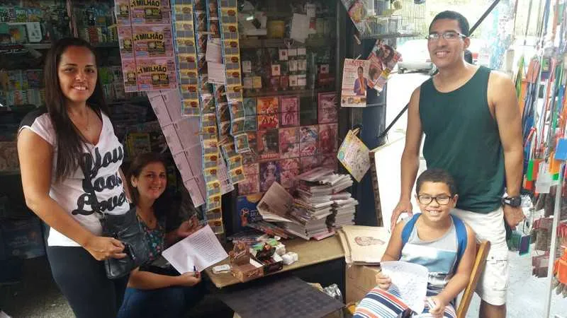 Danielle, Iolanda, Wagner e seu filho Davi estão tendo dificuldades de encontrar cromos brilhantes
