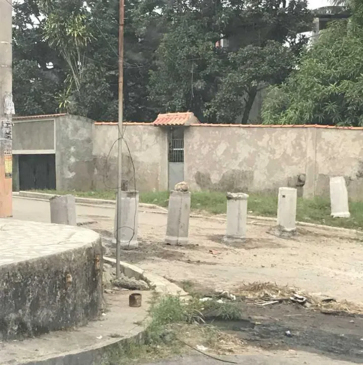 Pelo menos, três ruas estão fechadas nos bairros