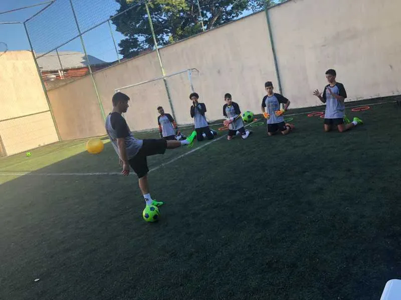 Leonardo trabalha no projeto ‘A Baliza é tua’ que ajudou a fundar junto com o ex-goleiro Hélton