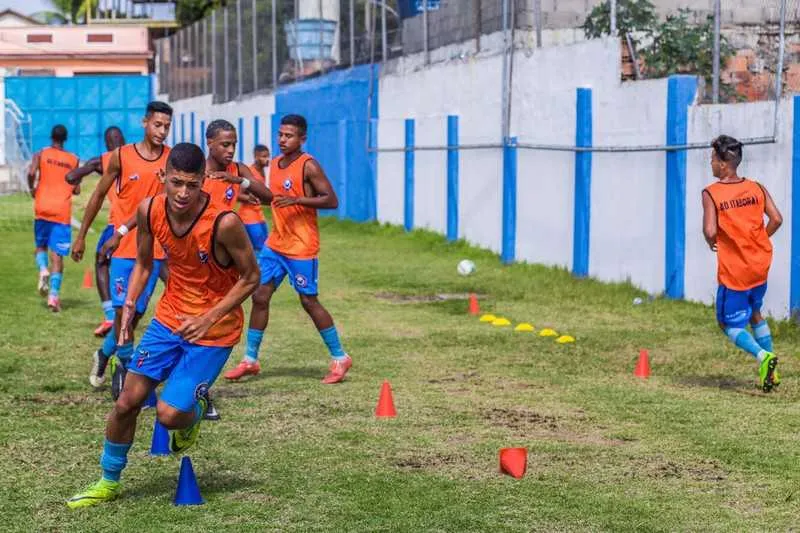 Imagem ilustrativa da imagem Jovem zagueiro gonçalense conquista a torcida da ADI