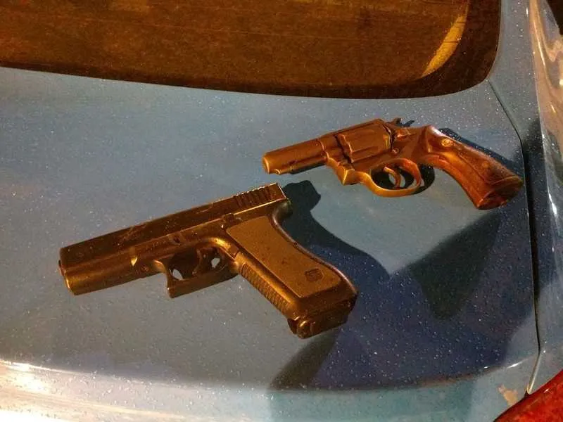 Armas foram apreendidas pelos policiais