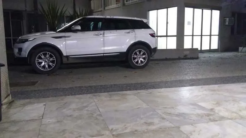 Vítima foi sequestrada quando diriga o Range Rover na BR-101