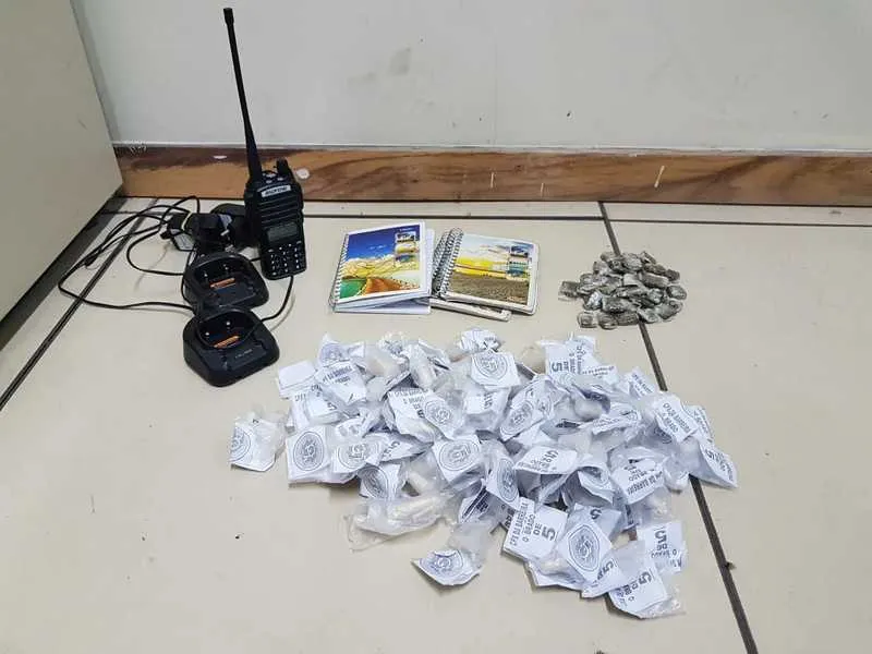 Foram encontrados com ele, drogas, um rádio transmissor e dois cadernos de anotações