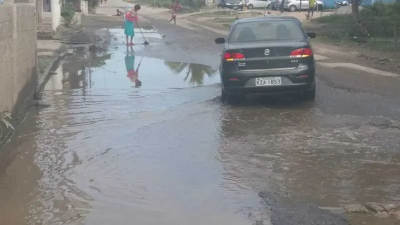 Mesmo sem chuva, as ruas do bairro Palmeiras ficam alagadas