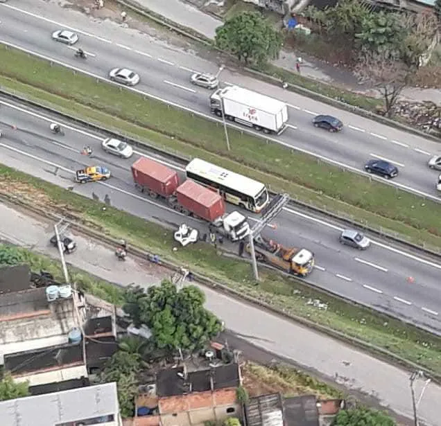 Caminhão carregado com contêiner não conseguiu frear a tempo e acabou provocando engavetamento