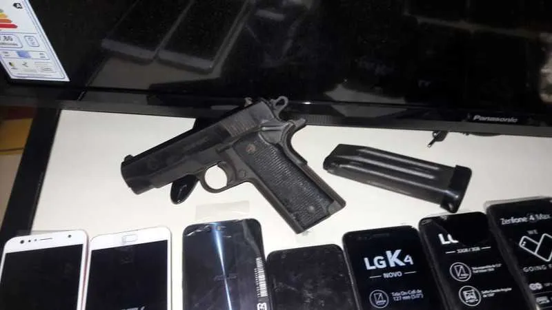 No total, os policiais apreenderam uma pistola,37 celulares, 15 tablets, duas televisões, cinco vídeo games, entre outros objetos.