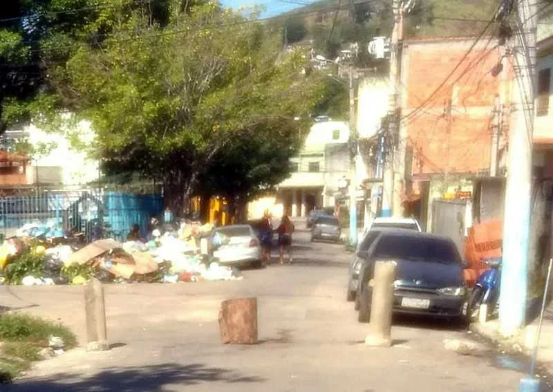 As barricadas atrapalham a circulação de moradores no local