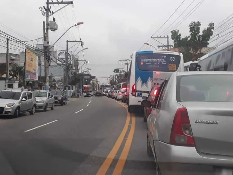 Fila de carros enfrentando o congestionamento em Alcântara