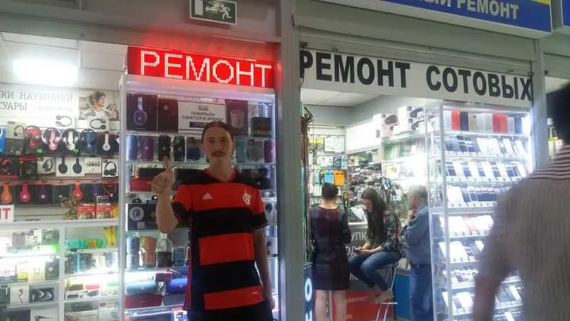O russo Dima Kyvinskiy passeia calmamente com a camisa do rubro-negro em bairro de Moscou