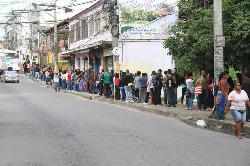 Fila começou a crescer ainda na madrugada desta terça-feira