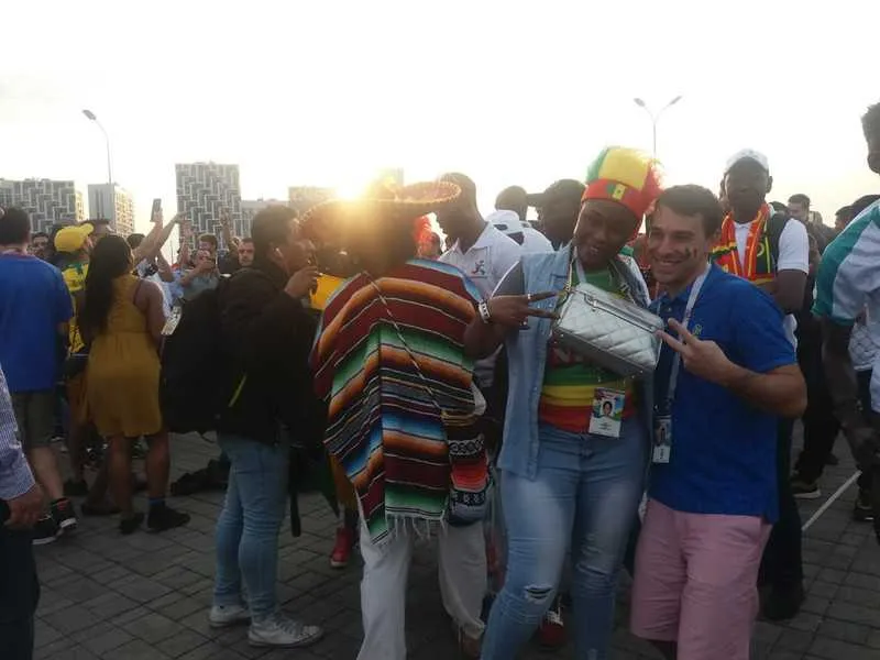 Torcedores da seleção senegalesa ditaram o ritmo da festa com muitas cores, dança e alegria