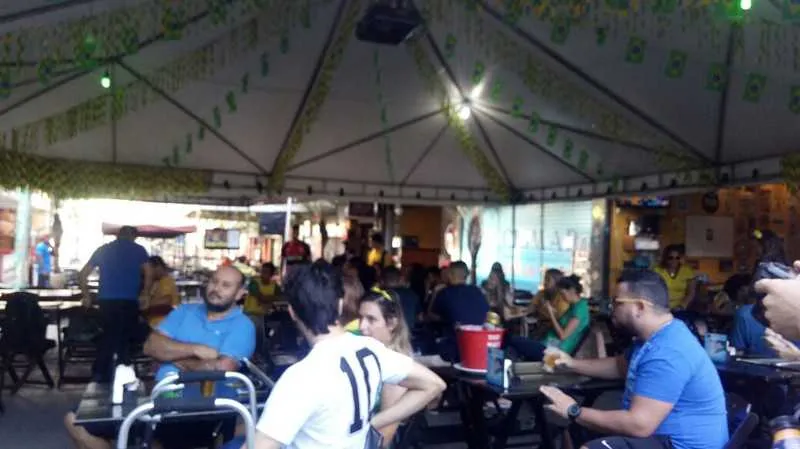 No Centro de São Gonçalo os torcedores chegaram cedo para assistir ao jogo