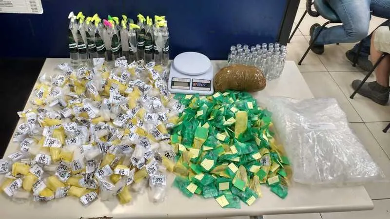 Os policiais encontraram entorpecentes na Travessa Orleans