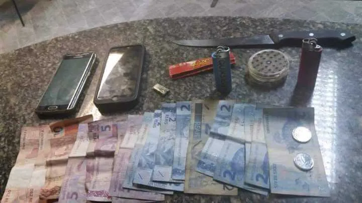 Além do celular, os policiais apreenderam dinheiro, uma faca e uma trouxinha de maconha