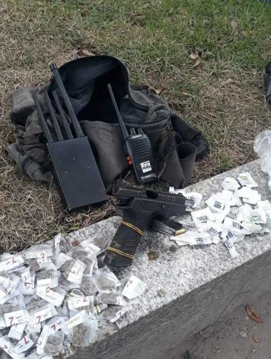 Armas e drogas foram apreendidas e carga recuperada