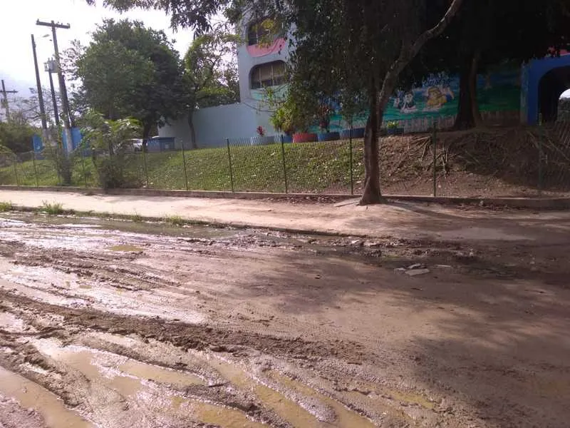 Via em Ciep de Ipiíba não tem asfalto e iluminação e esgoto vaza
