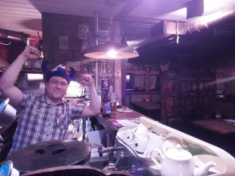 Alex Ushakov, dono do Run My Own Bar, se diz grato pela experiência de conhecer vários turistas