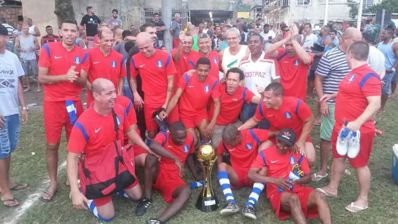 Os ‘vermelhos’ do Gradim comemoram o título no tradicional Campo do Cruzeiro, no Porto Novo