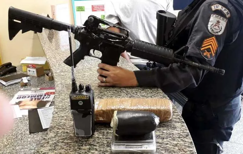 Segundo a PM, suspeito estava com réplica de fuzil e drogas