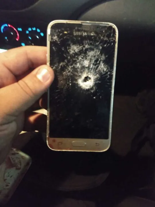 Celular 'segura' tiro e salva a vida do suspeito