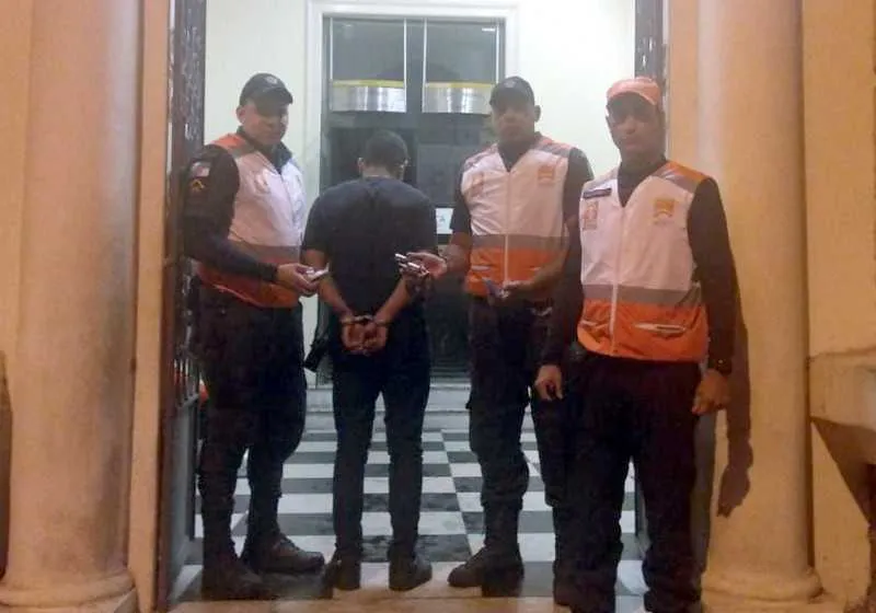 Marcos Vinícius foi preso por PMs que atuam no programa ‘Niterói Presente, custeado pelo município