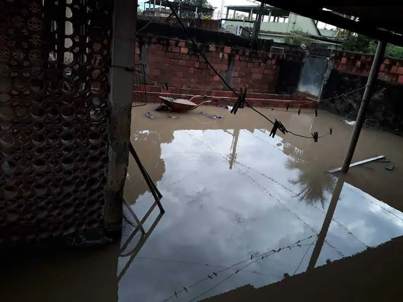 
Moradores contam que, com qualquer chuva, alaga tudo