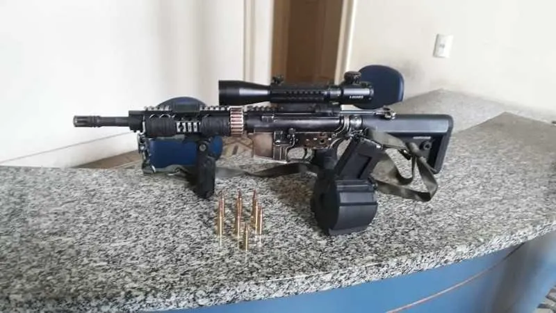 Um fuzil foi apreendido por policiais responsáveis pela operação realizada no morro do Palácio, onde traficantes disputam território