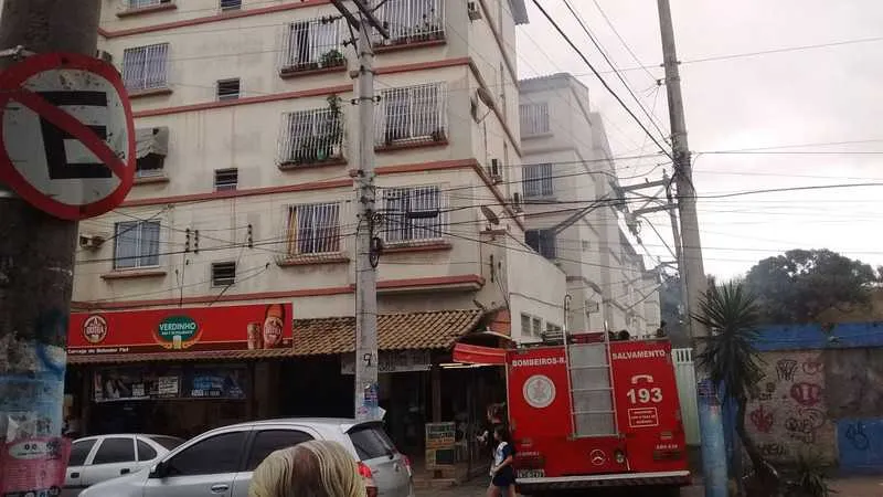 Bombeiros estão no local controlando as chamas