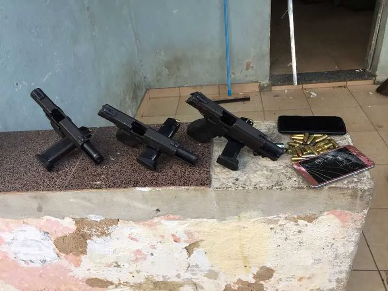 Agentes apreenderam três pistolas na ação