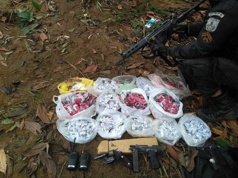 Os policiais também apreenderam drogas nas operações