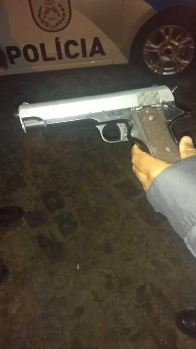 Suspeitos estavam com um simulacro de pistola