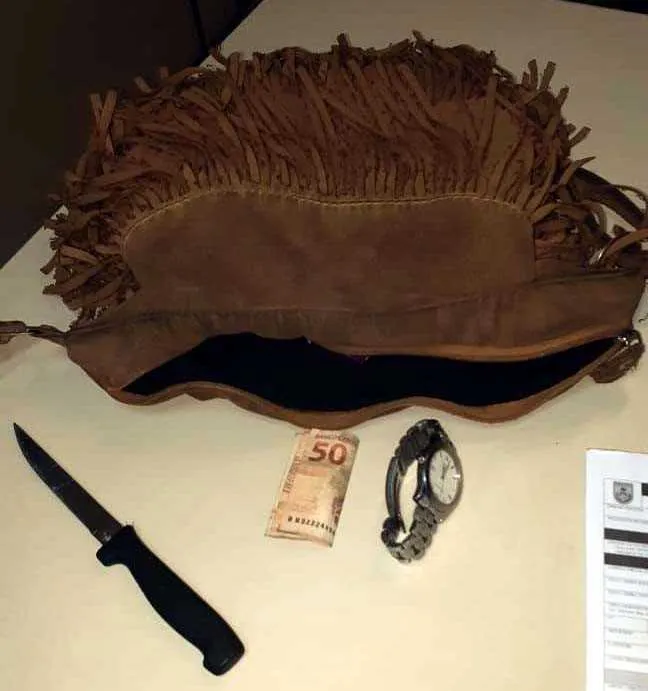 Com a dupla, os PMs apreenderam uma bolsa, relógio, R$50 e uma faca de serra