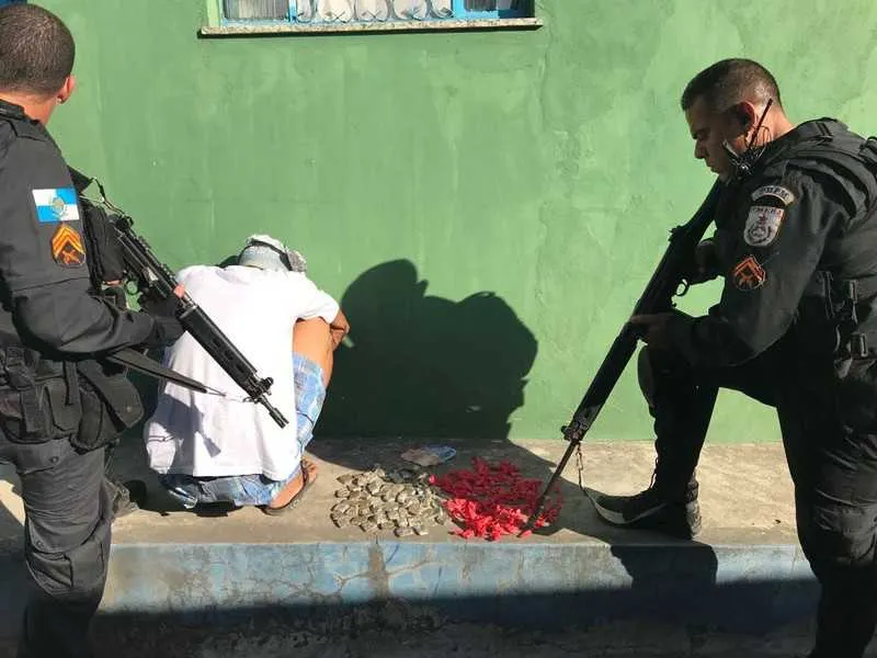 Policiais do 7ºBPM (São Gonçalo) prenderam o homem com drogas e R$19
