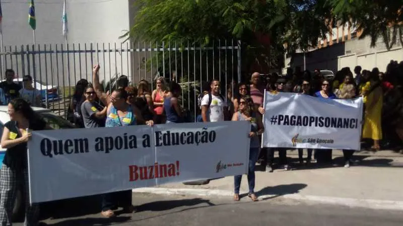 Classe pede pagamento do piso nacional da categoria