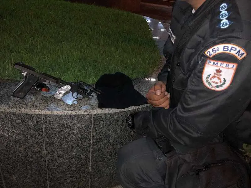 Eles são suspeitos de cometerem assaltos na cidade