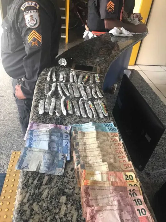 Jovem estava com R$ 700 da venda de maconha