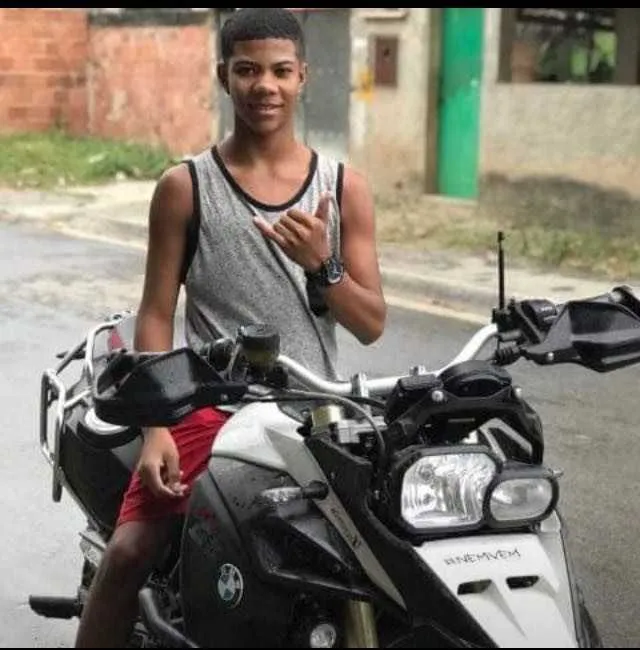 Vitor Vicente estava em sua moto quando foi atingido