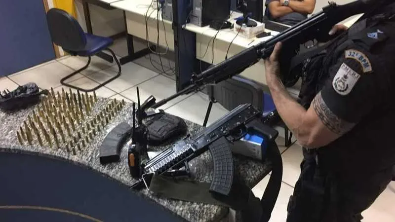 Um fuzil foi apreendido na ação