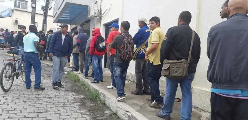 Mais de 700 pessoas estavam na fila ontem, mas apenas 300 receberam senhas para atendimento 