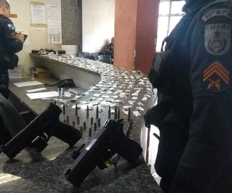 Os acusados foram presos com drogas e duas pistolas, durante a operação da Polícia Militar