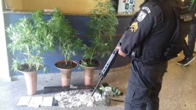  Os policiais surpreenderam ‘FB’ com pistola e as drogas