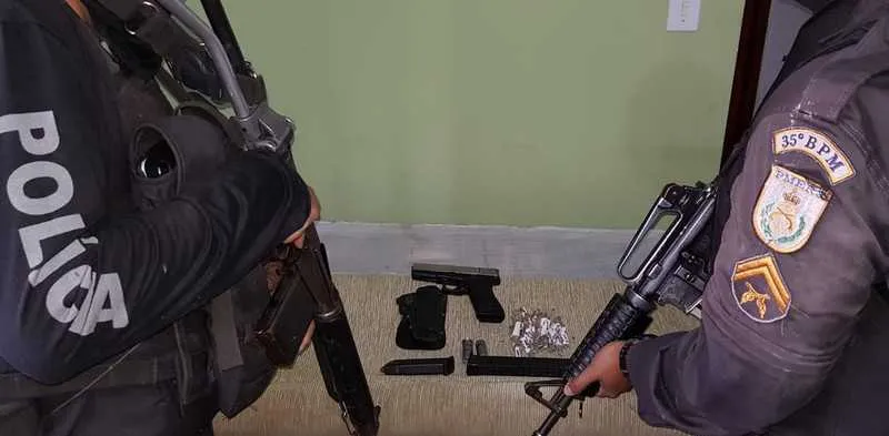 Uma pistola foi apreendida na ação