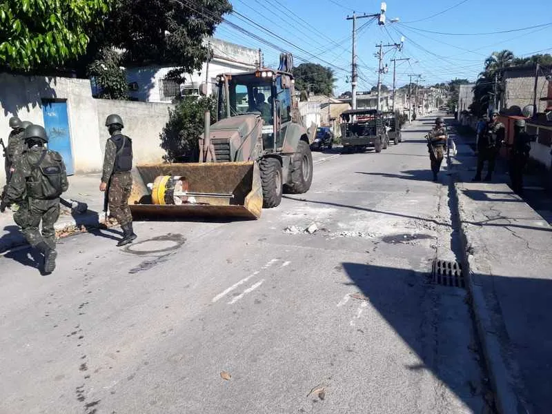 Com a ajuda de retroescavadeiras, algumas barricadas feitos pelos traficantes estão sendo retiradas