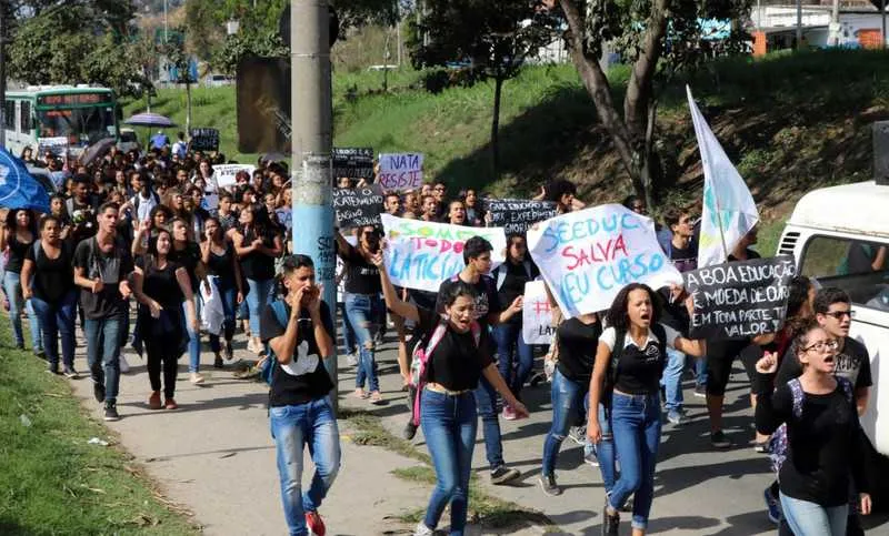  Dezenas de estudantes realizaram manifestação, na tarde desta quarta-feira, em frente ao Nata para chamar atenção para o problema