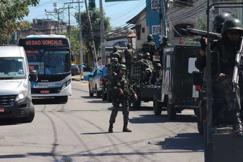 Militares revistaram carros e pessoas