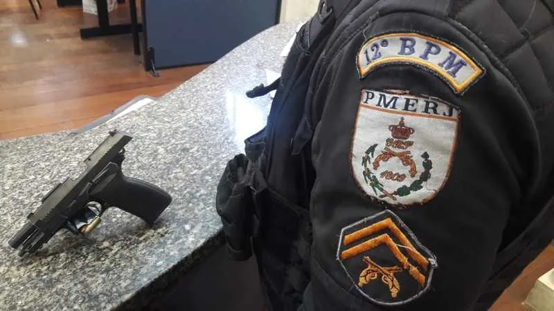Com ele, foi localizada uma pistola