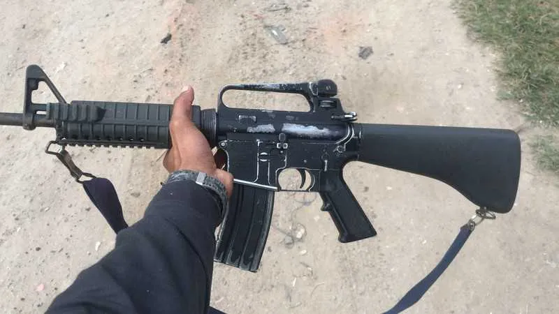 Um fuzil 5.56 foi apreendido com o homem