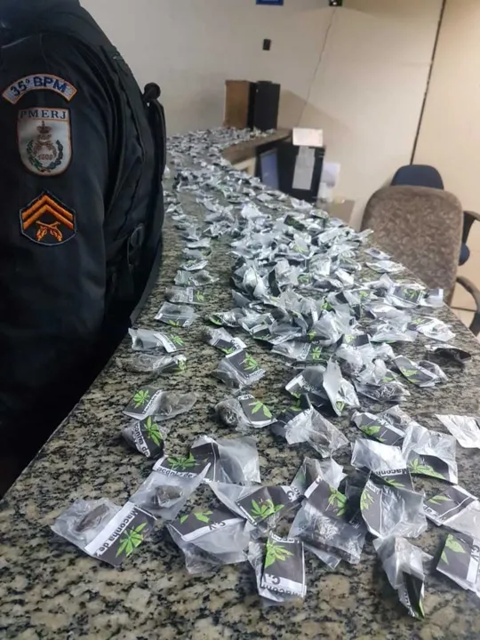 Dupla estava com trouxinhas da droga